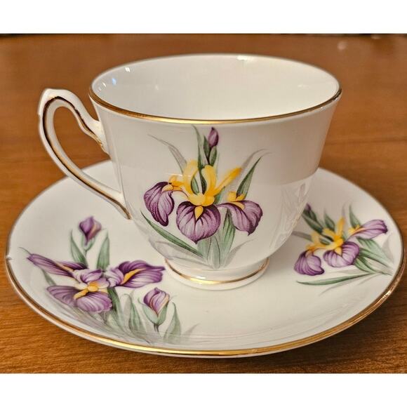 Royal Duchess Iris Teacup and Saucer Bone China Made in England 1977 (Gg285) - Picture 1 of 10